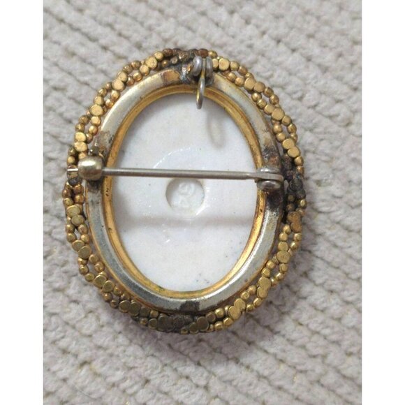 Vintage Porcelain Brooch/Pendant Courting Couple Scene & Ornate Gold-Tone Frame - Picture 4 of 7